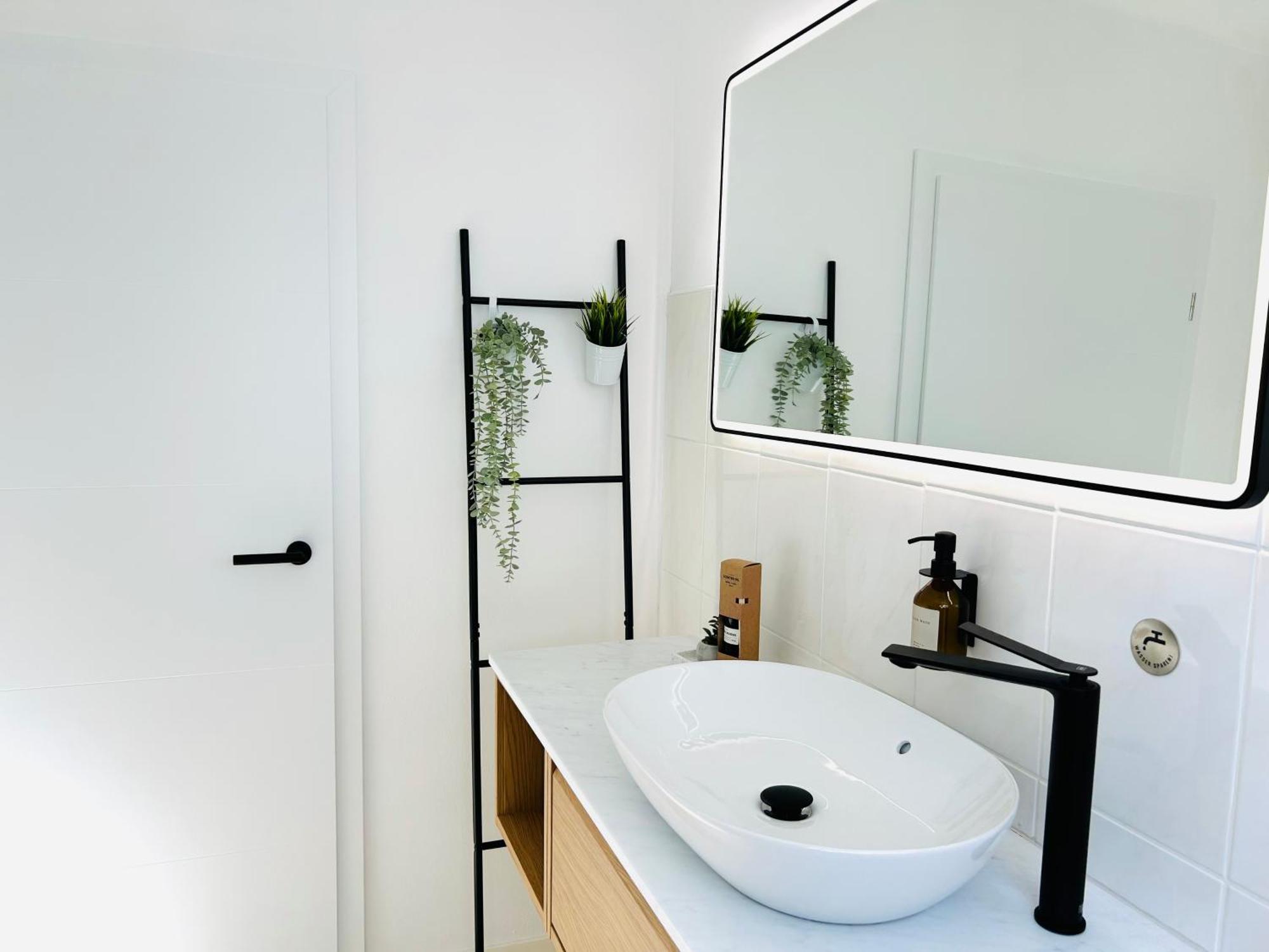 Neu - Frisch Renoviertes Ferienapartment "Waterkant" Busum Exterior photo